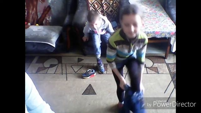 Одежда челлендж.Саша одевает одежду Насти.Кушаем шоколадку смотреть онлайн