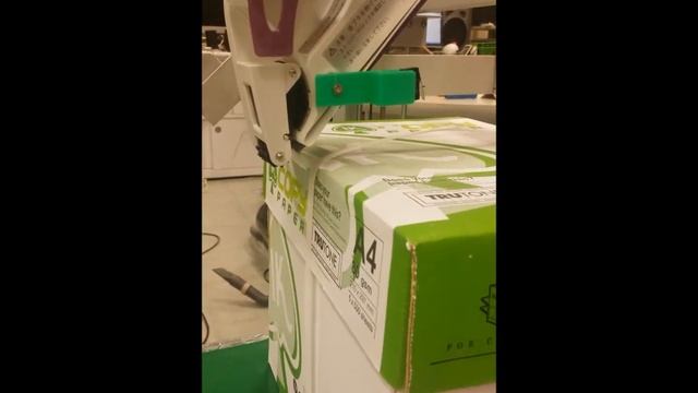 Demonstration of sticking RFID tag on A4 box смотреть онлайн