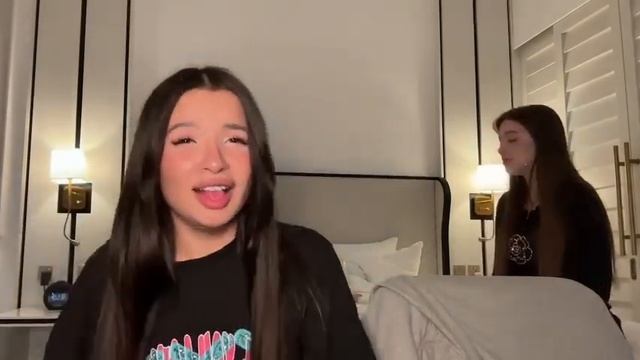 АНЯ АКУЛИЧ И АМИНА ИСПОЛНИЛИ ТРЕК «ЛОМАЙ» НА ТВИЧЕ! смотреть онлайн