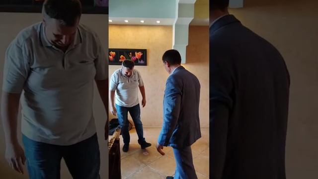Фокусник Харьков. Фокус с пропусканием карты сквозь тело человека смотреть онлайн
