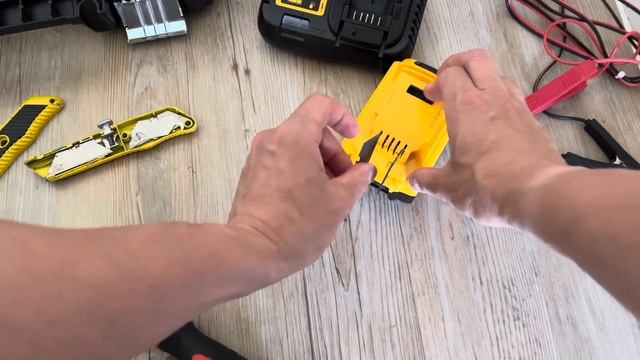 DeWalt battery not charging from new - quick fix. Новая батарея ДеВольта не заряжается - чиним смотреть онлайн