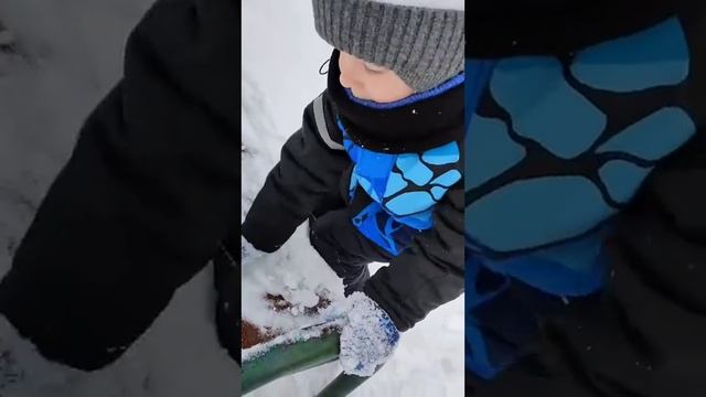 ❤️ Всю ночь был снегопад и Леша с мамой делают обход территории,везде сугробы! смотреть онлайн