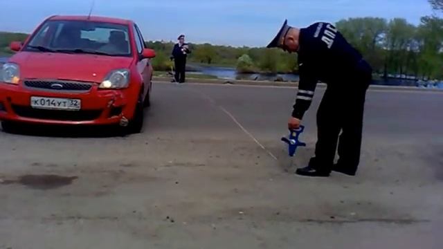 Замер ширины дороги после ДТП. ИДПС Брянск.mp4 смотреть онлайн