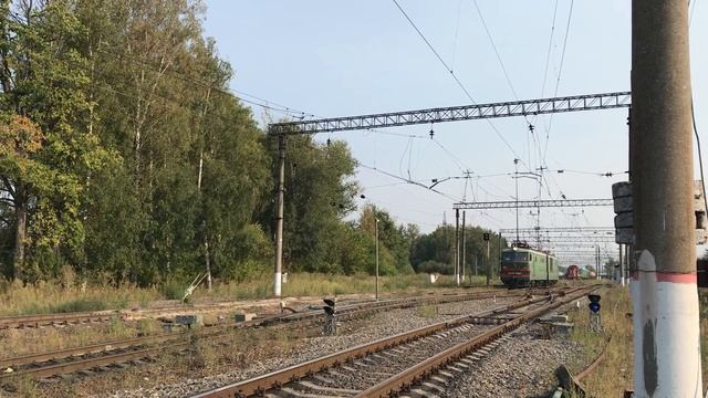 Зелёный электровоз ВЛ10-880 смотреть онлайн