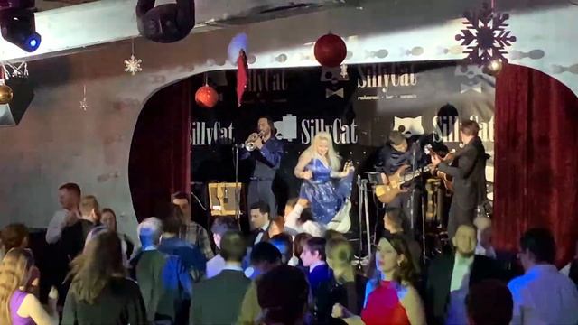 Кавер группа Зарядка жаркие танцы смотреть онлайн