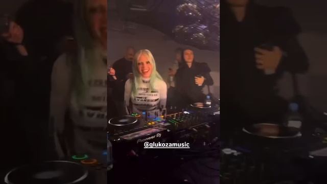 Танцы-конвульсии в ночном клубе: Глюк’oZa после скандала на концерте не сделала выводы смотреть онлайн