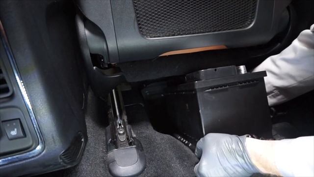 Jeep Grand Cherokee & Dodge Durango (2011-present) - New Battery Install смотреть онлайн