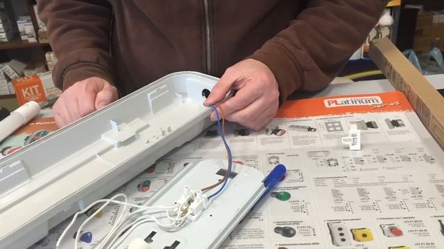Come sostituire un vecchio neon con uno nuovo a Led? Pillola N.29 di Materiale elettrico смотреть онлайн