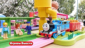 Играем в поезда ! Строим железную дорогу ! Поезда из мультика Паровозик ТОМАС !