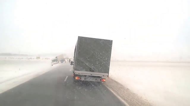 Сильный боковой ветер на дороге смотреть онлайн