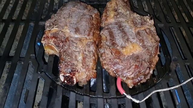 Tomahawk steak on a gas weber 3 смотреть онлайн