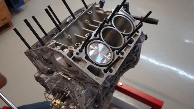 J35Z2 Engine Assembly Part 1 - Oil Pump, Water Pump, Head Studs & More смотреть онлайн