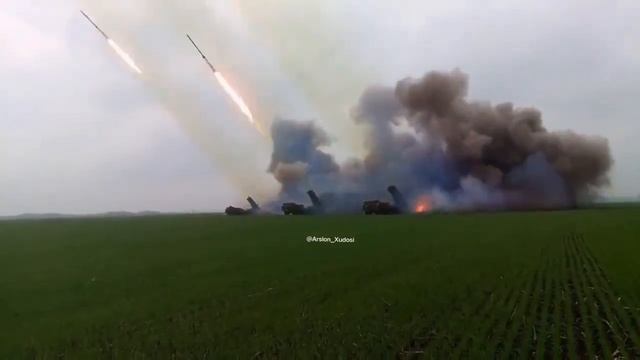 Ракетный залп из украинских «Ураганов». смотреть онлайн