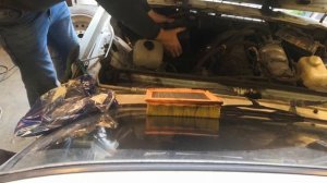 Замена воздушного фильтра по стрелкам  ВАЗ-2107 с инжекторной системой впрыска топливной смеси.