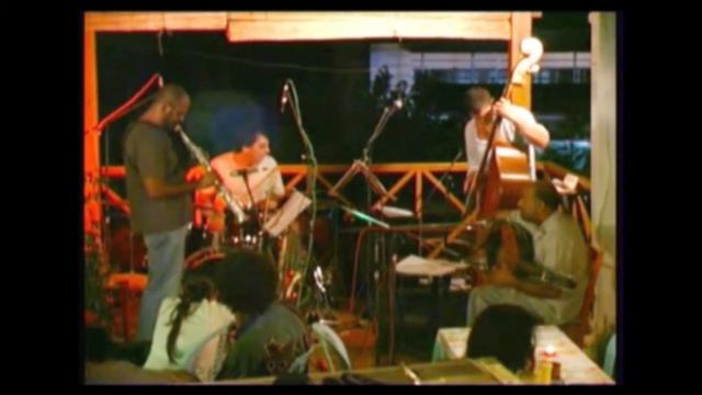 Tris Elies Ke Mia Ntomatra by Irinaeos Trio feat. Evagoras Karagiorgis смотреть онлайн