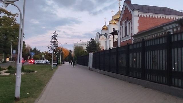 Краевой медицинский детский центр находится рядом с белоснежным храмом. смотреть онлайн