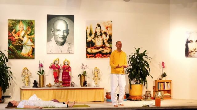 YOGA Mittelstufe "Exakt" mit Ravi - Yoga Vidya Ashram Live - 9:15 Uhr 30.10.2021 смотреть онлайн