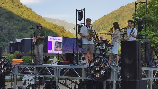 ДЖАЗ БЕНД НА РОЗЕ. ПУТЕШЕСТВИЯ ПО СОЧИ. 2024-07-20 смотреть онлайн