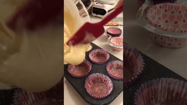 Простые ванильные кексики с крем чиз и вишневым джемом#рекомендации#кекс#десерт#выпечка#рецепты