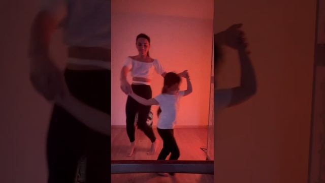 Танцуем вместе Ну как? Мы старались))) #dance#viral#стиль #танцысозвездами#танцысмамой #мамадочка смотреть онлайн