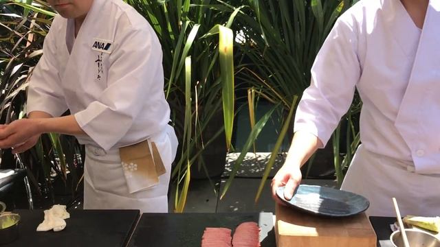Takaaki Sugita elaborando nigiri de toro en el hotel Mandarin Oriental de Barcelona смотреть онлайн
