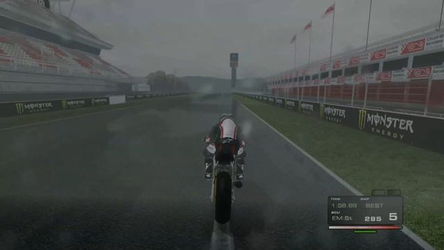 GP Bikes | Few laps under heavy rain смотреть онлайн