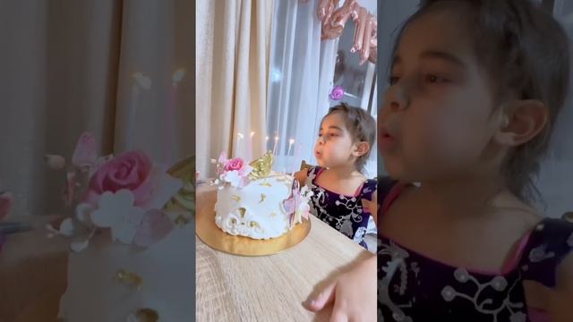 Поздравь малышку в комментариях Будь очень счастливой #happybirthday #itsmybirthday #birthday смотреть онлайн