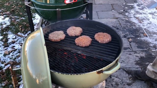 Wagyu Brisket Burgers on my 1960's Weber Caribbean смотреть онлайн