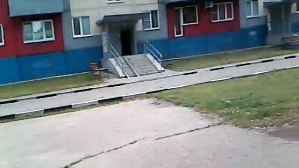 Прикольное окно, плюс танцующий в трусах мальчик в окне))))