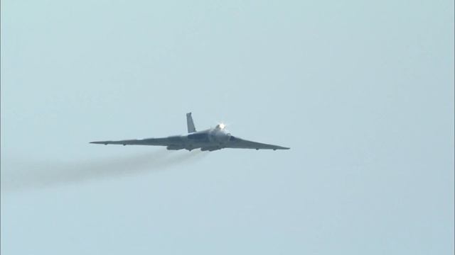 Vulcan Bomber's stunning flying display at Goodwood смотреть онлайн