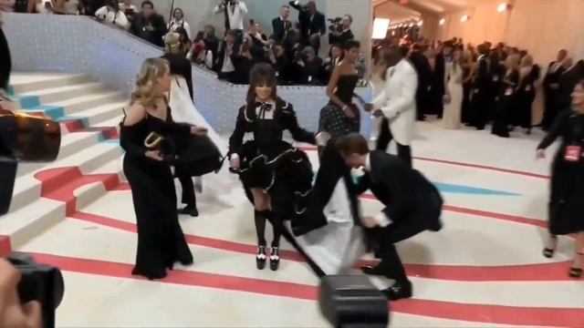 Jenna Ortega at the Met Gala 2023 - Scene Pack (1080p) смотреть онлайн