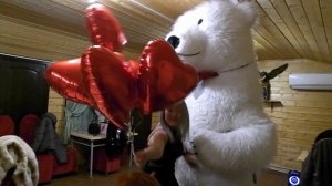 Как же именинница танцует! Поздравление белый мишка