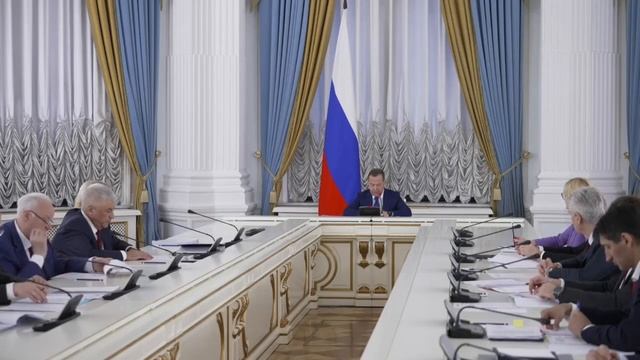 Дмитрий Медведев призвал установить жесткий контроль за перемещением мигрантов по России.mp4 смотреть онлайн