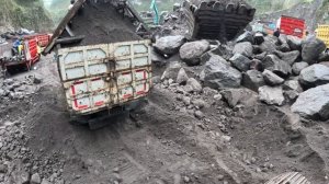 Строительство, экскаватор грузит и копает  песок