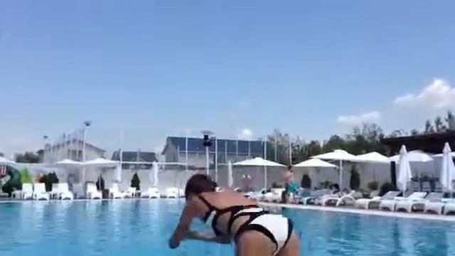 Я прыгаю в воду впервые!!! смотреть онлайн