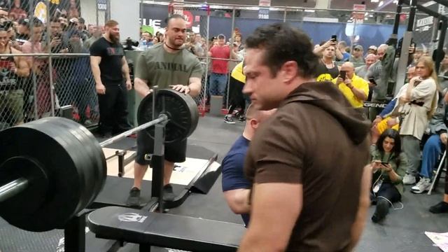 Brandon "Popeye" Perdue 605 lbs Bench press, THEN reps 200 lbs DB's! смотреть онлайн