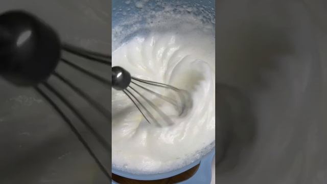 ТОТ САМЫЙ ОМЛЕТ ПУЛЯР!🍳💛Рецепт закреплён в комментариях. смотреть онлайн