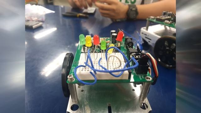 Intersection Traffic Lights using a BOE-BOT (CPEMICROLA2-ACT1) смотреть онлайн