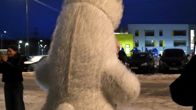 Миша не перестает удивлять! Поздравление белого мишки смотреть онлайн