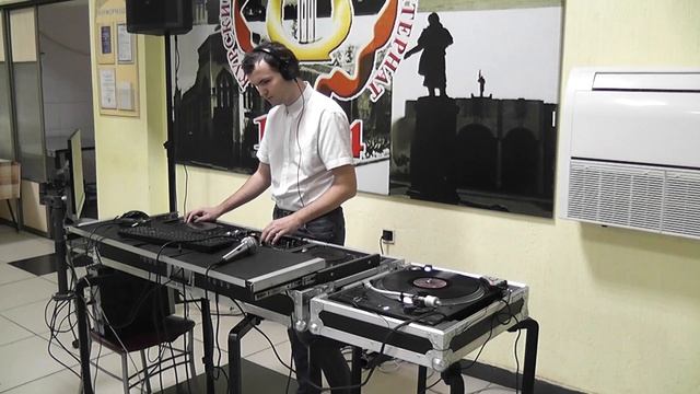 слепой диджей