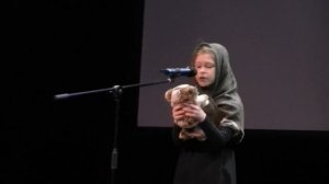 Оборванного мишку утешая (Лора Тасси) читает Шибаева Ляля