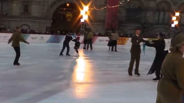 Ансамбль Москвичи - Нам дороги эти позабыть нельзя (Красная площадь 23.02.2014) смотреть онлайн