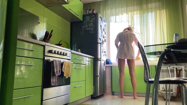 ❤️ Fit Girl Cleaning In The Kitchen