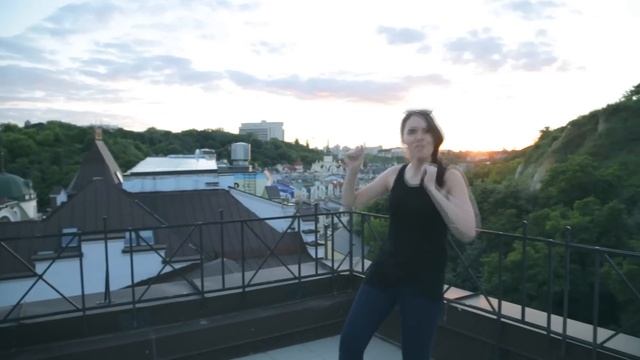 SinteZ & Dina - Рекламный трип в Канны. Серия 5, Кто-кто в теремочках живет? смотреть онлайн