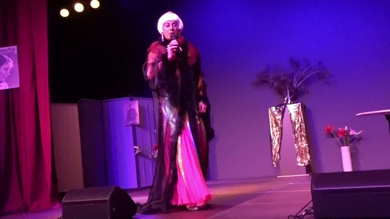 "Ich küsse ihre Hand ..." - von Rainer Luhn in einer Travestieshow satirisch überhöht vorgetragen. смотреть онлайн