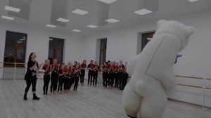 Миша поздравляет в танцевальной школе! Это просто вау! Поздравление белого медведя