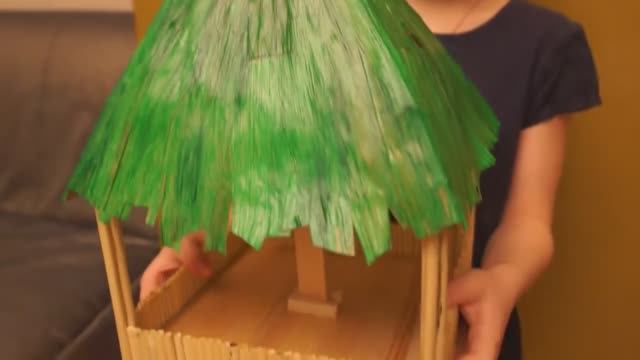 Как сделать кормушку для птиц из тростника . the girl makes a bird feeder from reed's смотреть онлайн