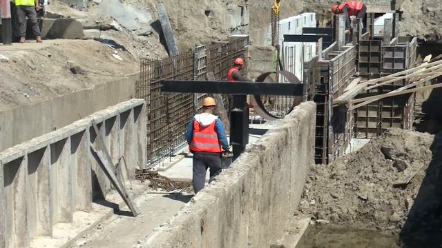 Проблемную 50-летнюю теплотрассу меняют на Гусинобродском шоссе смотреть онлайн