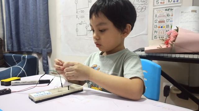 Building LED Circuit with Parallel Resistor Computation | Electronics For Kids смотреть онлайн