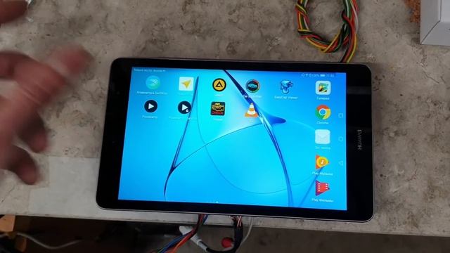 На столе Huawei T3 и Lenovo TB 8504X оба доработаны для стационарной работы в автомобиле смотреть онлайн